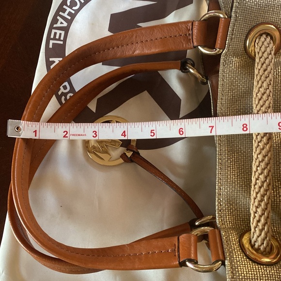 🦊 Micheal Kors large golden handbag. EUC. - Picture 8 of 13